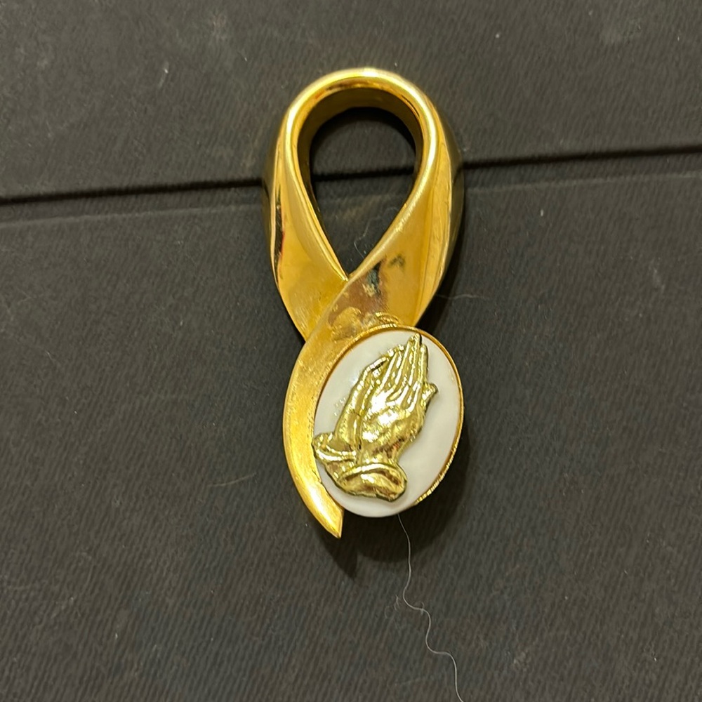 Gold toned brooch